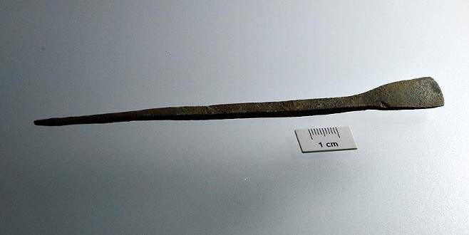 Assos’ta bin 800 yıllık bronz kalem bulundu