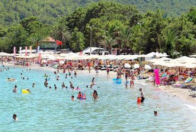 Alman turistler Kemer’den vazgeçmiyor