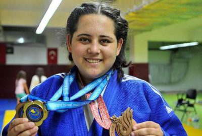 15 yaşında olmasına karşın İşitme Engeliler Olimpiyatları'nda büyükler kategorisinde mücadele