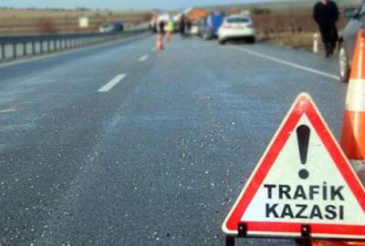 Otomobil park halindeki kamyona çarptı: 4 ölü