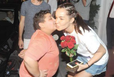 Bütün gülleri aldı