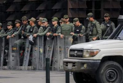 Venezuela’da askerler başsavcılığın etrafını sardı