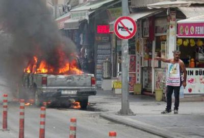 Adliye önünde aracını yaktı