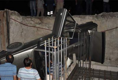 Bursa’da otomobil inşaat temeline düştü