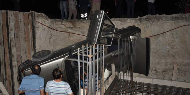 Bursa’da otomobil inşaat temeline düştü