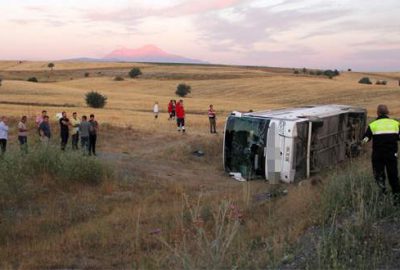 Yolcu otobüsü devrildi: 26 yaralı