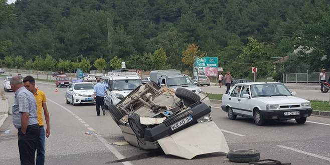 Bursa’da otomobil karşı şeride geçip takla attı: 3 yaralı