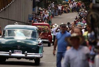 Antika arabaların geçişi renkli görüntülere sahne oldu