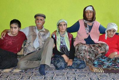 Ağrı'nın Doğubayazıt ilçesinde akraba evlililiği yapan çift, çocukken felç geçirip