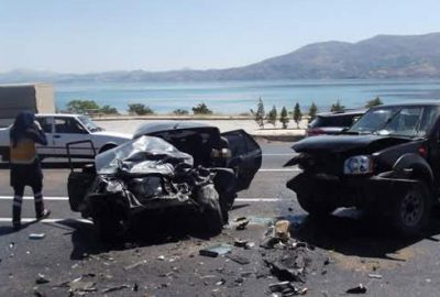 Kamyonetle otomobil çarpıştı: 3 ölü, 2 yaralı