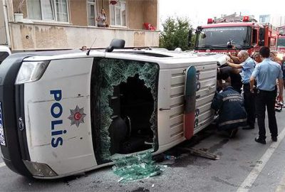 Polis otosu kaza yaptı: 1 polis yaralı
