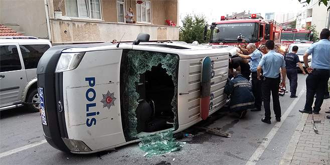 Polis otosu kaza yaptı: 1 polis yaralı