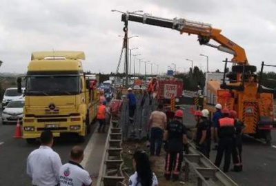 TIR bariyerlere çarptı: 1 ölü