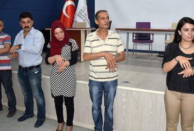 Muş Aile ve Sosyal Politikalar Müdürlüğünde görevli personel, ''işaret dili''