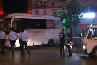 Freni boşalan park halindeki otobüs işyerine girdi