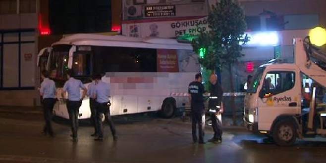 Freni boşalan park halindeki otobüs işyerine girdi