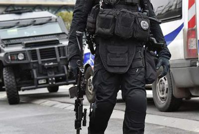 Paris’te askerlere araçlı saldırı