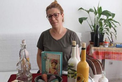 Nevşehir'de müzik öğretmenliği yapan Rahşan Özel, atık şişelerin üzerine çeşitli