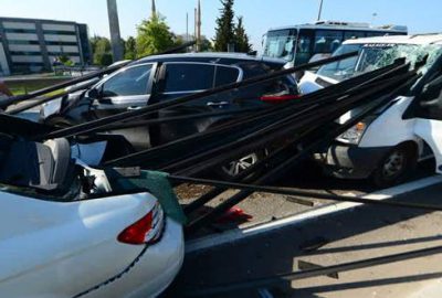 Kamyonetteki demir çubuklar arabalara saplandı