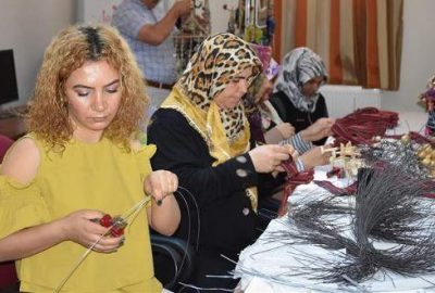 Adıyaman'da düzenlenen meslek edinme kursunda besi bebek yapan kadınlar, bir