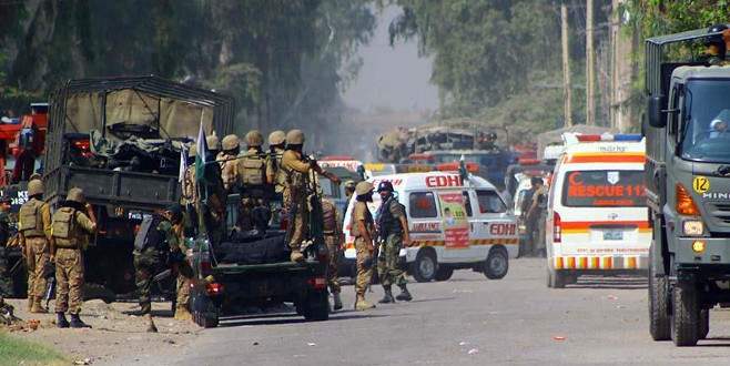 Pakistan’da polis aracına saldırı: 2 ölü