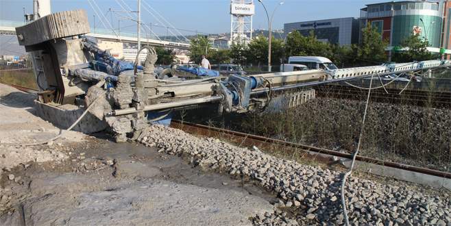 YHT hattına iş makinesi devrildi