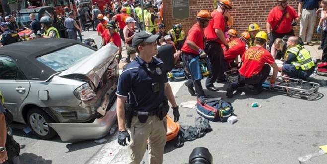 ABD’de araç göstericilerin arasına daldı: Çok sayıda yaralı var