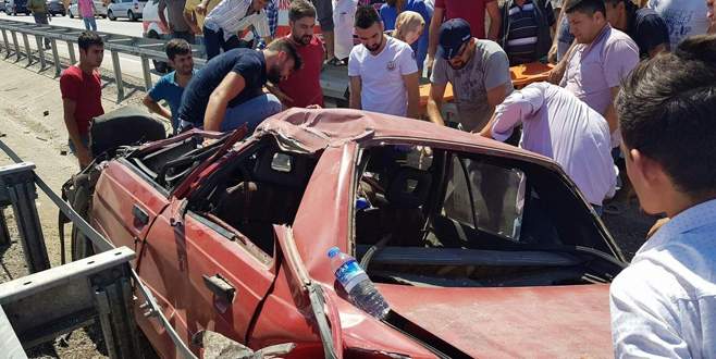 Bursa’da kazada sıkışan sürücüyü vatandaşlar kurtardı