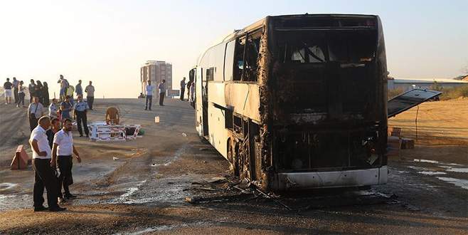 Hareket halindeki yolcu otobüsü alev aldı