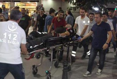 Kavga edenleri ayırmaya çalışan polis memuruna saldırı