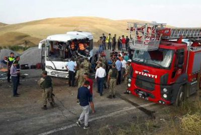TIR’dan düşen vinç midibüse çarptı: 8 ölü, 14 yaralı
