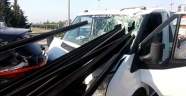 Kamyonetteki demir çubuklar arabalara saplandı