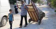 Baba-oğul ‘protez göz’ için çöp topluyor