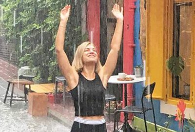 Kendini yağmura bıraktı