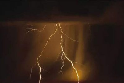 İşçilerin bulunduğu alana yıldırım düştü: Yaralılar var