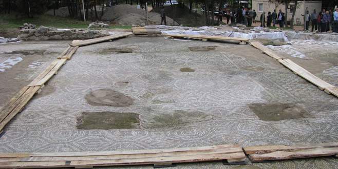 Tarla sürerken ortaya çıkan tarih