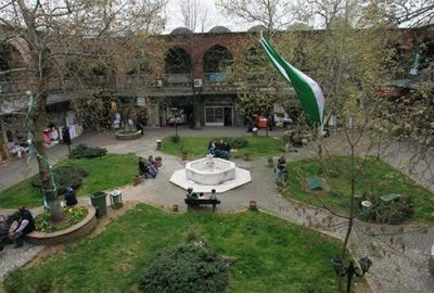 15. yüzyılda Çelebi Mehmed'in yaptırdığı İpek Han, dükkânları ve avlusuyla