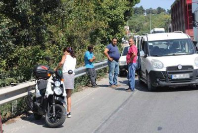 Hafif ticari araç motosiklete çarptı: 2 yaralı