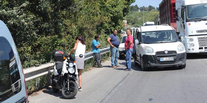 Hafif ticari araç motosiklete çarptı: 2 yaralı