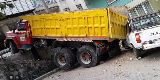 Bursa’da freni boşalan kamyon dehşet saçtı