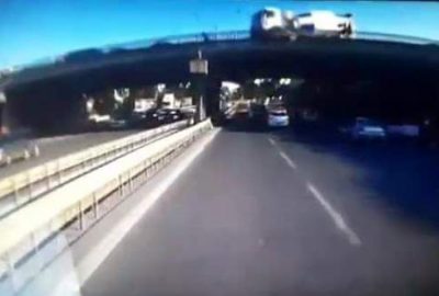 Beton mikseri köprü üzerinden böyle düştü
