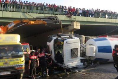 Beton mikseri köprüden aracın üzerine düştü