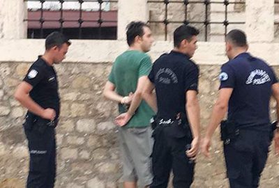 ‘Etek altından görüntü almaya çalıştı’, tekme tokat dövdüler