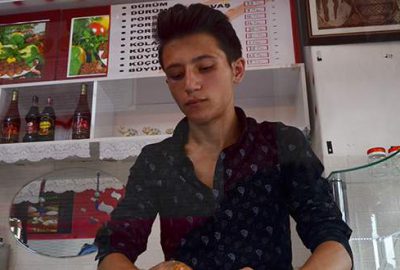 Depremin simge bebeği şimdi çiğ köfte yoğuruyor