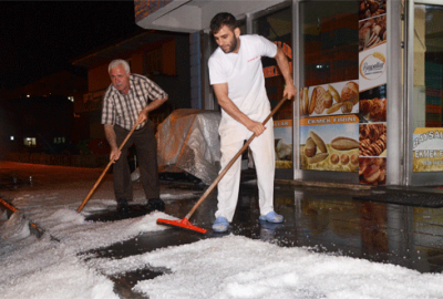 Sarıkamış yaz günü beyaza büründü