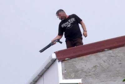 Çatıya çıkan kişi pompalı tüfekle dehşet saçtı