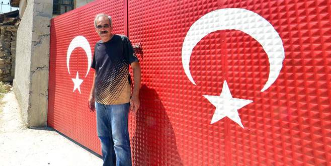 Bu köyde her evin duvar ve kapısı Türk Bayrağı ile boyanıyor