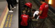 Metro istasyonunda kedi kurtarma operasyonu