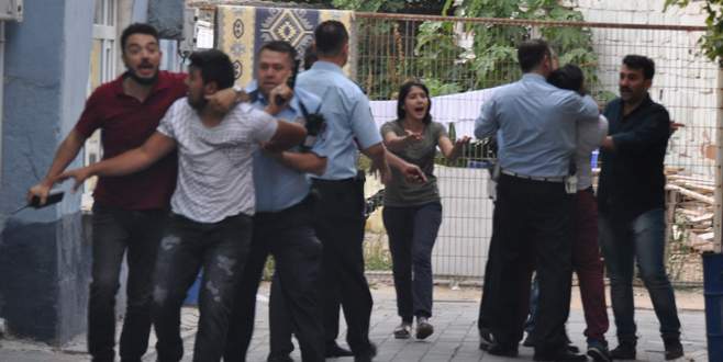 Ortalık karıştı, polise sopalı saldırı: 10 gözaltı