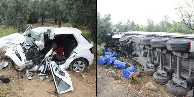 Bursa’da feci kaza: Otomobili biçen TIR devrildi